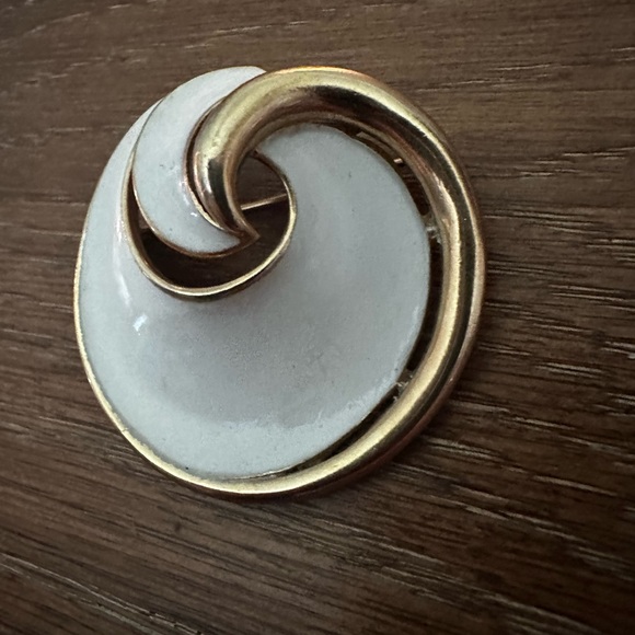 Vintage CROWN TRIFARI Brooch White Enamel Gold Tone Swirl Loop Mid Century - Picture 3 of 10
